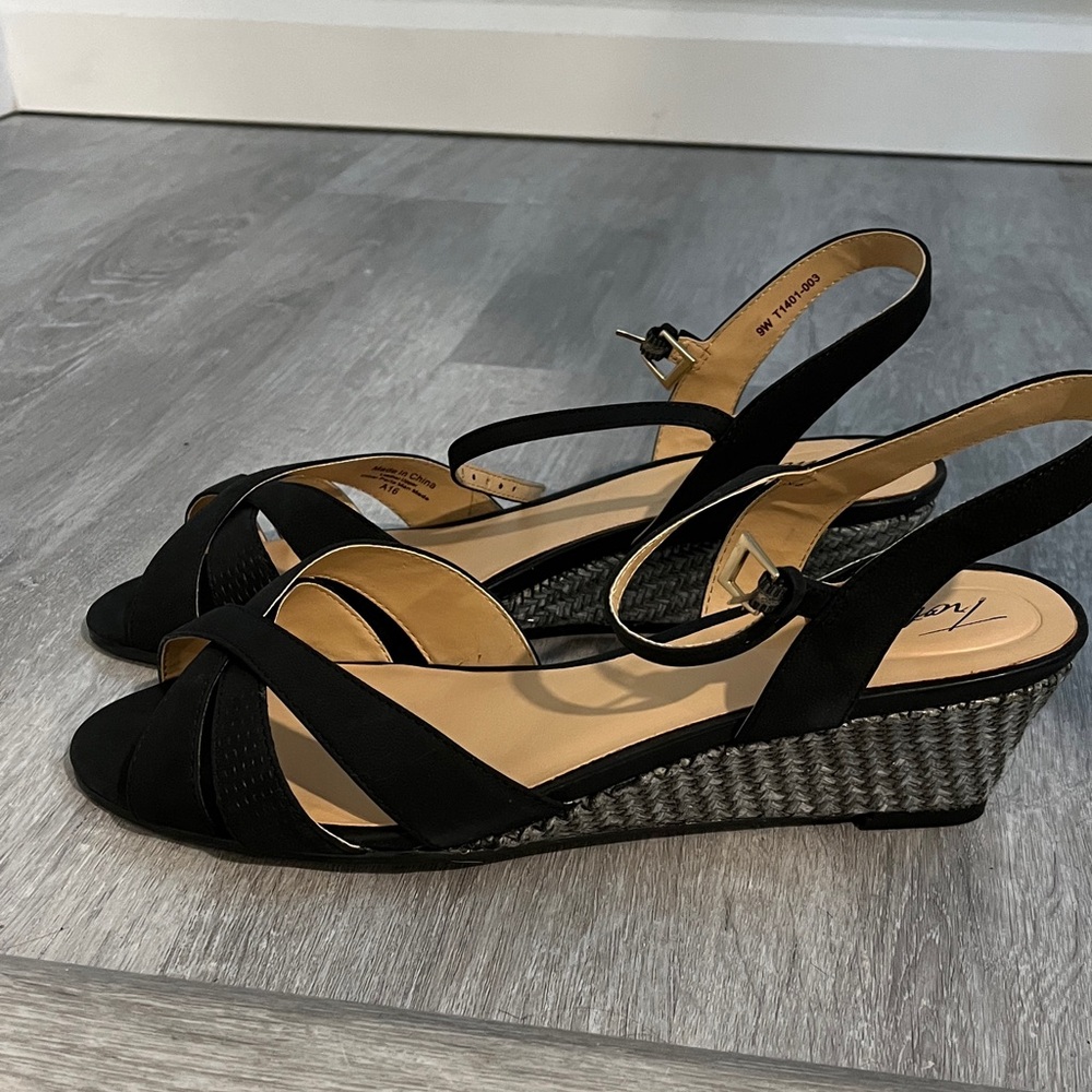 New Black & Navy/ Nabuck Trotters Mickey Strappy Ankle-Wrap Sandals size 9 W